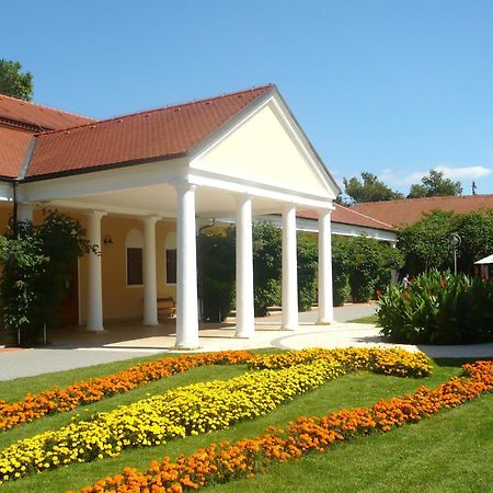 Villa Paris ピエシュチャニ エクステリア 写真